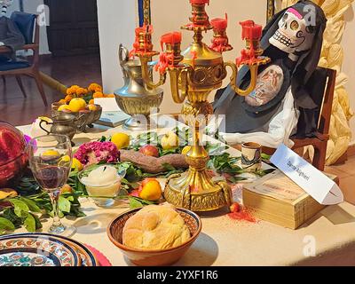 Altar der Toten, mexikanische Tradition des Tages der Toten, Essen, Kerzen, Blumen und Schädel und Katrinas werden als Opfer als Symbol angeboten Stockfoto