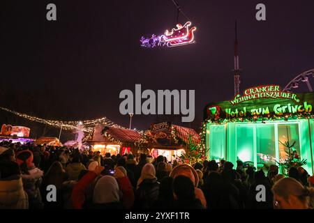 London, Großbritannien. Dezember 2024. Zweimal jeden Abend fährt der Weihnachtsmann hoch über der Messe in seinem beleuchteten Schlitten durch die Luft und hält an, um den Kindern eine Geschichte zu erzählen. Cranger Weihnachtszauber ist einer der größten mobilen Weihnachtsparks in Europa und bietet einen traditionellen deutschen Weihnachtsmarkt mit Ständen, eine Vergnügungsmesse mit Fahrgeschäften, eine Eislaufbahn, Lebensmittel- und Getränkemärkte, Eisstockschießen, kostenlose Kindershows, Weihnachtsfiguren und einen Santa-Schlitten mit Rentieren, die über die Messe fliegen. Sie läuft bis Dezember 30. Quelle: Imageplotter/Alamy Live News Stockfoto