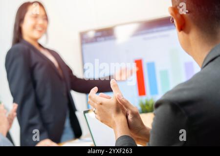 Gruppe von vielseitigen und versierten Geschäftsleuten, die an einem produktiven und kollaborativen Meeting in einem Sitzungssaal teilnehmen. Selektiver Fokus. Stockfoto