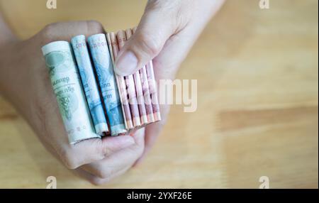 Viele Bargeld in der Hand halten, reich wohlhabendes Konzept, Banknotengeld thai Baht, Hand zählen Geld, Kopierraum Stockfoto
