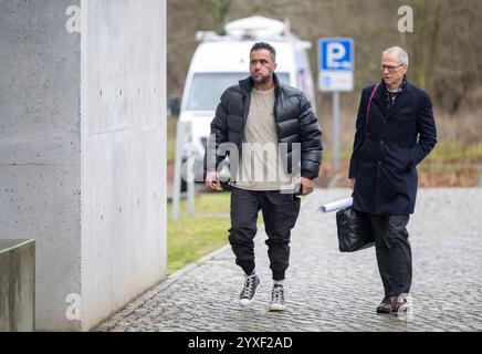 16. Dezember 2024, Brandenburg, Frankfurt (oder): Arafat Abou-Chaker (l), begleitet von seinem Rechtsanwalt Hansgeorg Birkhoff, trifft zum Landgericht zur Fortsetzung des Prozesses im Bürgerrechtsstreit zwischen Rapper Bushido und seinem ehemaligen Geschäftspartner Abou-Chaker ein. Foto: Soeren Stache/dpa Stockfoto