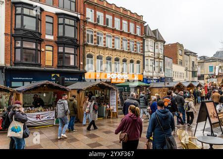 Cardiff, Großbritannien. Dezember 2024. Shopper im Stadtzentrum von Cardiff mit Weihnachtsdekoration und Markt. Autor: Thomas Faull/Alamy Live News Stockfoto