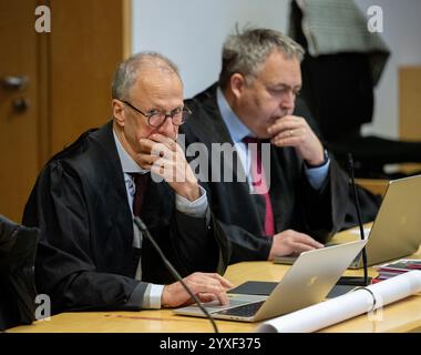 16. Dezember 2024, Brandenburg, Frankfurt (oder): Die Rechtsanwälte von A. Abou-Chaker, Hansgeorg Birkhoff (l) und Martin Rubbert, warten vor dem Amtsgericht auf den Beginn des Verhandlungstages im Bürgerrechtsstreit zwischen dem Rapper Bushido und seinem ehemaligen Geschäftspartner Abou-Chaker. Foto: Soeren Stache/dpa Stockfoto