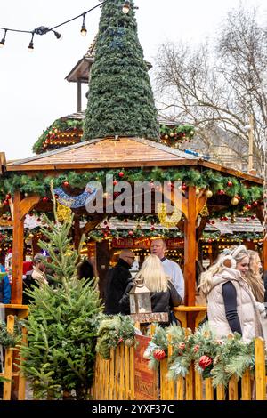 Cardiff, Großbritannien. Dezember 2024. Shopper im Stadtzentrum von Cardiff mit Weihnachtsdekoration und Markt. Autor: Thomas Faull/Alamy Live News Stockfoto