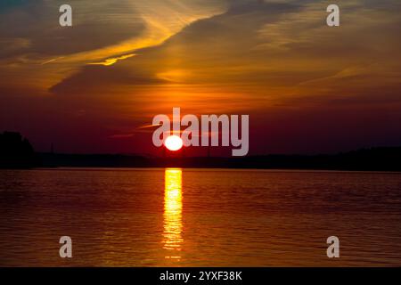 Goldener Sonnenuntergang am Strand der newa in sankt petersburg, russland. Ruhige Szene. Naturhintergrund. Querformat. Hochwertige Fotos Stockfoto