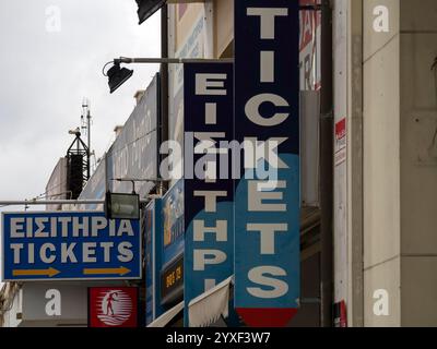 ATHEN, GRIECHENLAND - 26. MÄRZ 2015: Ticketschilder am Hafen von Piräus Stockfoto