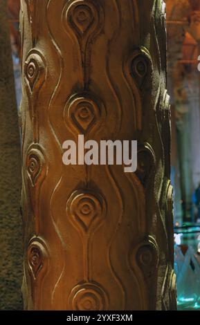 Nahaufnahme der berühmten Trauerkolonne in der alten Basilika-Zisterne, Istanbul, Türkei. Erfasst die komplizierten Details der strukturierten Oberfläche. Stockfoto