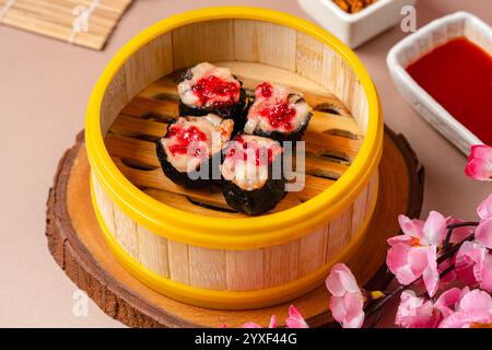 Krabben-Algenknödel in Bambus-Dampfkorb. Dimsum ist eine große Auswahl an kleinen Gerichten, die Kantonesen traditionell in Restaurants genießen Stockfoto