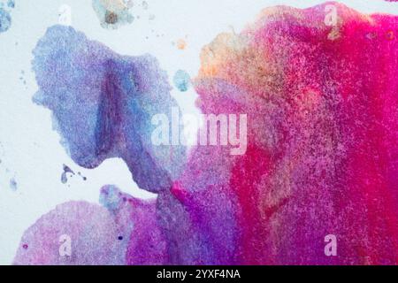 Abstrakte vibrierende mehrfarbige nasse Farbe wirbeln auf weißem strukturiertem Papierhintergrund. Lila Orange und rosa Neonfarben Stockfoto