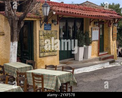 ATHEN, GRIECHENLAND - 26. MÄRZ 2015: Außenansicht des hübschen Restaurants Cafe Stockfoto