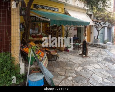 ATHEN, GRIECHENLAND - 26. MÄRZ 2015:Außenansicht eines kleinen Lebensmittelgeschäftes Stockfoto