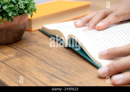 Die Hände öffnen und ein Buch lesen Stockfoto