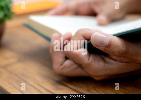 Die Hände öffnen und ein Buch lesen Stockfoto