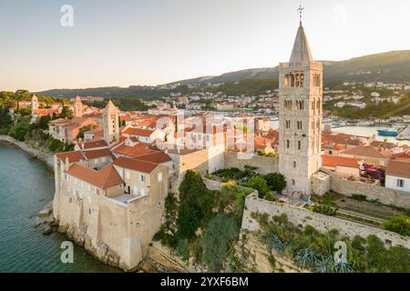 Historische Türme einer Stadt Rab auf der Insel Rab bei Sonnenuntergang, Kroatien. Stockfoto