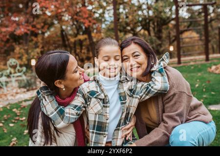 Reife Tochter, Großmutter und Großtochter umarmen sich. Muttertag und generationenübergreifendes Familienkonzept. Stockfoto