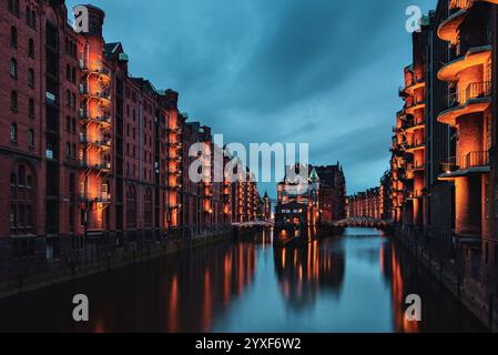 Panoramablick auf das Wasserschloss, ein historisches Gebäude in der Hamburger Speicherstadt. Stockfoto