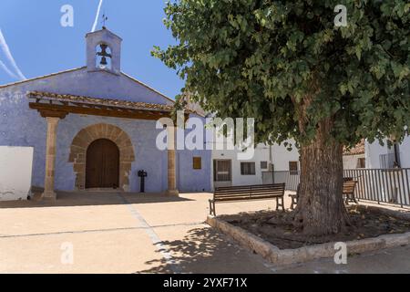 Kirche Santa Cruz in den Straßen des Mudéjar-Viertels Arrabal im schönen Dorf Chelva in einem sonnigen d Stockfoto