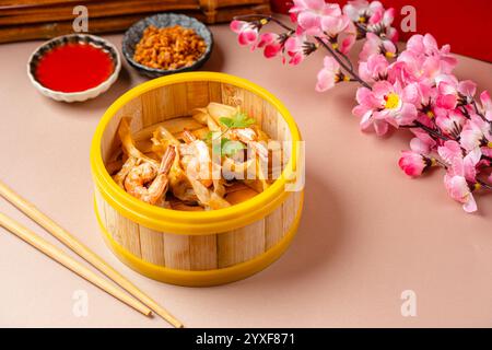 Garnelenknödel im Bambus-Dampfkorb. Dimsum ist eine große Auswahl an kleinen Gerichten, die Kantonesen traditionell in Restaurants zum Frühstück genießen Stockfoto
