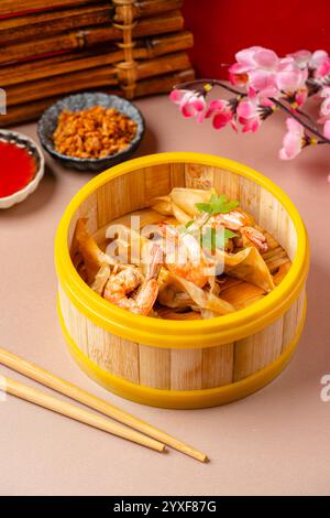 Garnelenknödel im Bambus-Dampfkorb. Dimsum ist eine große Auswahl an kleinen Gerichten, die Kantonesen traditionell in Restaurants zum Frühstück genießen Stockfoto