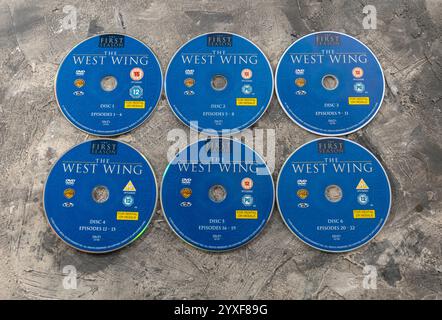 Die erste Staffel des äußerst erfolgreichen und innovativen politischen Dramas The West Wing von Aaron Sorkin. Die 22 Episoden auf DVD enthalten sechs CDs. Stockfoto