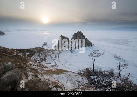 Felsformation am gefrorenen Baikalsee, Oblast Irkutsk, Sibirien, Russland Stockfoto