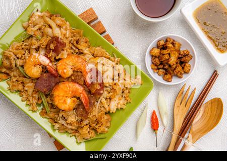 Kwetiau goreng medan oder Saibling kway teow es wird aus Nudeln hergestellt, die in Speiseöl mit Knoblauch, Zwiebeln oder Schalotten, Schweinefleisch, gebratene Garnelen, Stockfoto