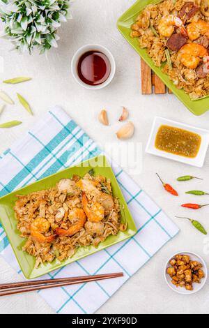 Kwetiau goreng medan oder Saibling kway teow es wird aus Nudeln hergestellt, die in Speiseöl mit Knoblauch, Zwiebeln oder Schalotten, Schweinefleisch, gebratene Garnelen, Stockfoto