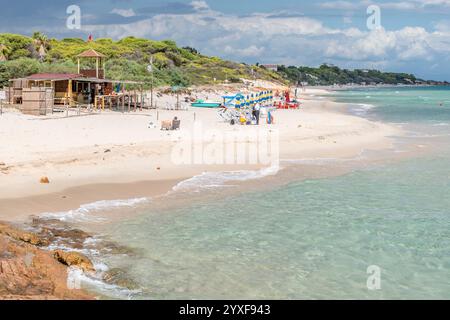 Der lange weiße Sandstrand von Santa Margherita di Pula in Cala Bernardini, Sardinien, Italien Stockfoto