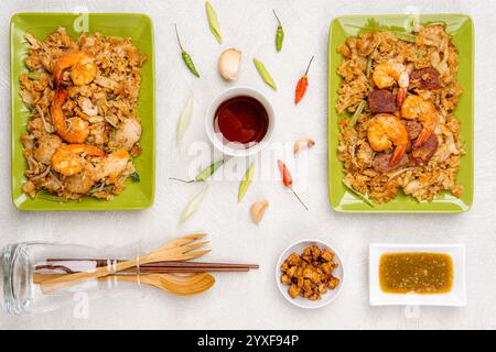 Kwetiau goreng medan oder Saibling kway teow es wird aus Nudeln hergestellt, die in Speiseöl mit Knoblauch, Zwiebeln oder Schalotten, Schweinefleisch, gebratene Garnelen, Stockfoto