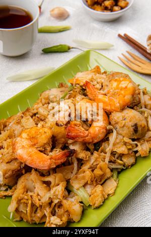 Kwetiau goreng medan oder Saibling kway teow es wird aus Nudeln hergestellt, die in Speiseöl mit Knoblauch, Zwiebeln oder Schalotten, Schweinefleisch, gebratene Garnelen, Stockfoto