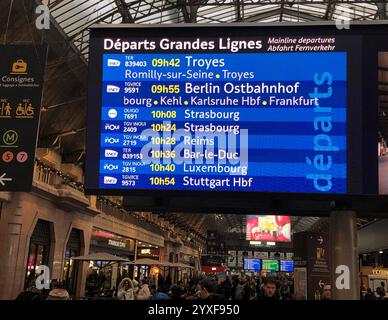 Paris, Frankreich. Dezember 2024. Der erste direkte ICE von Paris nach Berlin ist auf dem Abflugplan angegeben. Quelle: Michael Evers/dpa/Alamy Live News Stockfoto