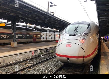 Paris, Frankreich. Dezember 2024. Der erste direkte ICE-Zug von Paris nach Berlin ist bereit für die Abfahrt. Quelle: Michael Evers/dpa/Alamy Live News Stockfoto