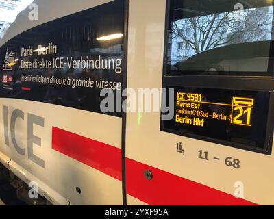 Paris, Frankreich. Dezember 2024. Der erste direkte ICE-Zug von Paris nach Berlin ist bereit für die Abfahrt. Quelle: Michael Evers/dpa/Alamy Live News Stockfoto