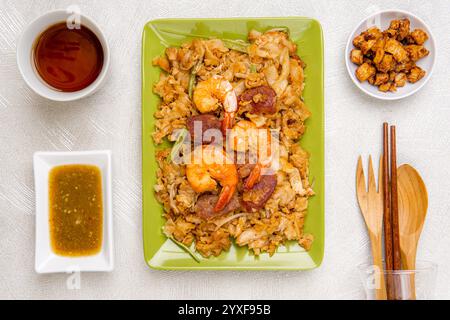 Kwetiau goreng medan oder Saibling kway teow es wird aus Nudeln hergestellt, die in Speiseöl mit Knoblauch, Zwiebeln oder Schalotten, Schweinefleisch, gebratene Garnelen, Stockfoto