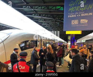 Paris, Frankreich. Dezember 2024. Vor der Abfahrt des ersten direkten ICE-Zuges von Paris nach Berlin spricht Jean-Pierre Farandou (M), CEO der SNCF, mit Eisenbahnarbeitern. Quelle: Michael Evers/dpa/Alamy Live News Stockfoto