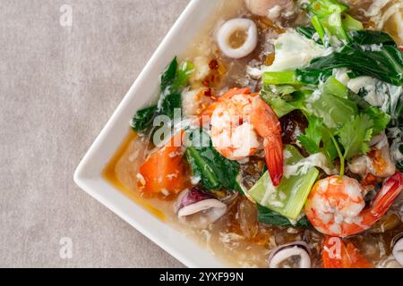 Kwetiau Siram ist eine chinesische Küche, die in Indonesien beliebt ist. Sie wird durch Braten mit komplementärem Gemüse und Huhn, Meeresfrüchten oder Rindfleisch zubereitet Stockfoto