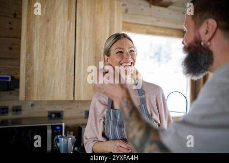 Reifes Paar, das romantische Momente in der Küche hat und Frühstück zubereitete. Stockfoto