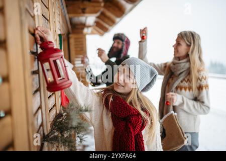 Die Familie dekoriert das Haus mit Weihnachtsdekorationen. Weihnachten und Neujahr feiern. Stockfoto