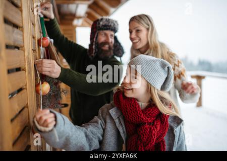 Die Familie dekoriert das Haus mit Weihnachtsdekorationen. Weihnachten und Neujahr feiern. Stockfoto