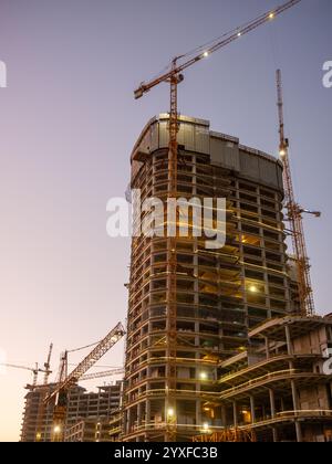 Wolkenkratzerkonstruktionen, Turmkräne. Bau großer Gebäude. Stahlbetonkonstruktion. Istanbul Finanzzentrum. Stockfoto