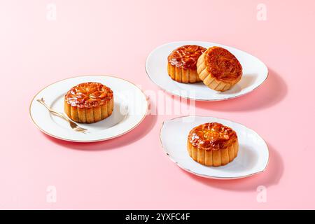 Ein Mondkuchen ist ein chinesisches Backwarenprodukt, das traditionell während des Herbstfestes gegessen wird. Stockfoto