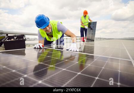 Team von Arbeitern Elektroingenieuren bei der einheitlichen Installation von Photovoltaik-Solarpaneelen Stockfoto