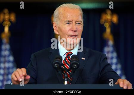 Washington, DC, USA. Dezember 2024. US-Präsident Joe Biden hält am 15. Dezember 2024 eine Rede beim Feiertagsempfang der Democratic National Committees (DNC) im Willard InterContinental Washington Hotel in Washington, DC, USA. Kredit: Will Oliver/Pool über CNP/dpa/Alamy Live News Stockfoto