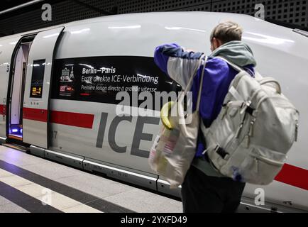 Berlin, Deutschland. Dezember 2024. Ein Mann fotografiert den ersten ICE-Zug auf der direkten Linie von Berlin nach Paris am Berliner Hauptbahnhof. Quelle: Hannes P. Albert/dpa/Alamy Live News Stockfoto