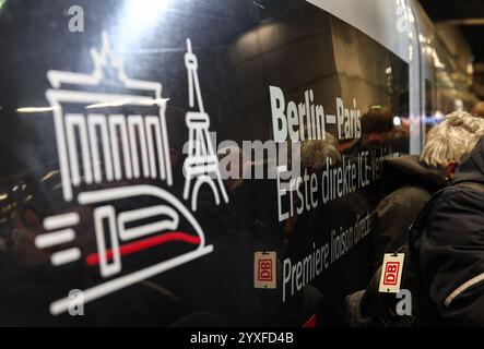 Berlin, Deutschland. Dezember 2024. Ein Aufkleber mit dem Eiffelturm und dem Brandenburger Tor ist an einem Fenster des ersten ICE-Zuges auf der direkten Strecke von Berlin nach Paris zu sehen. Quelle: Hannes P. Albert/dpa/Alamy Live News Stockfoto