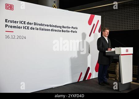 Berlin, Deutschland. Dezember 2024. Richard Lutz, CEO der Deutschen Bahn AG, spricht bei der Abschiedsfeier für den ersten ICE-Zug auf der direkten Strecke von Berlin nach Paris am Berliner Hauptbahnhof. Quelle: Hannes P. Albert/dpa/Alamy Live News Stockfoto