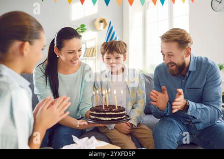 Happy Birthday Boy Kerzenkuchenfeier, freundliche Familiengruppen-Heimfeier zusammen Stockfoto