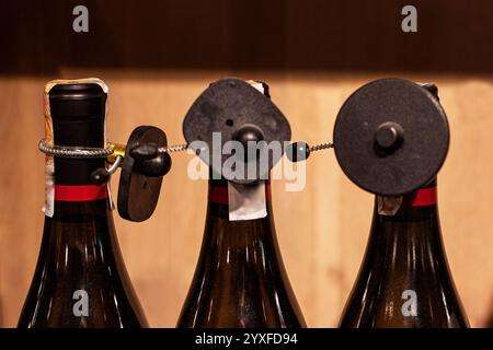 Weißer Sekt oder Portwein in einer transparenten Glasflasche in einem Vitrine in einem Supermarkt. Weißweinprobe Stockfoto