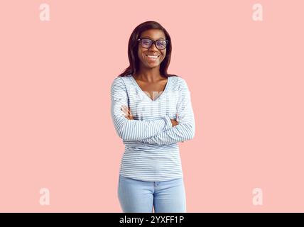 afroamerikanerin in Brille mit selbstbewusstem Lächeln, erfolgreiche Dame, die stolz darauf ist, sich selbst zu sein Stockfoto