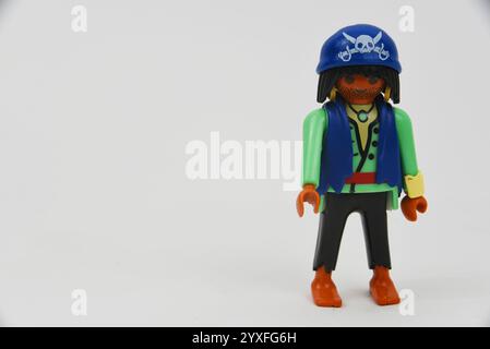 Den Helder, Niederlande. Dezember 2024. Playmobil-Figuren von Piraten auf weißem Hintergrund. Hochwertige Fotos Stockfoto